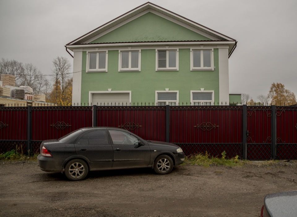 Продаю дом – особняк практически в Центре города ( Перекоп).

Замечательное расположение дома рядом с Петропавловским парком, в 5-ти минутах от центра города ( на машине ).

Дом свежей постройки , выполнен добротно, с учетом характера грунтов в этом районе.

Фундамент комбинированный; сваи с роствер