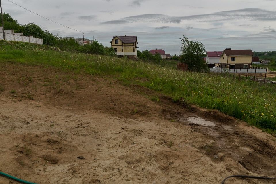 Продается земельный участок в черте города Тутаев на набережной реки Волга.  
Отличной  прямоугольной формы.  Хорошие подъездные пути. Центральные водопровод, газ, электричество по границе участка.
Соседние участки активно застраиваются.
Электричество, газ на границе участка.